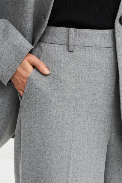 широкие классические брюки по цене 2800 руб вид справа