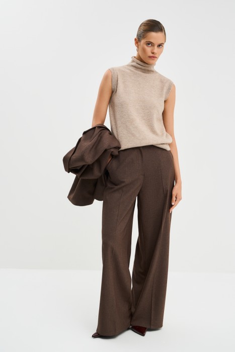 широкие классические брюки из россии вид сбоку