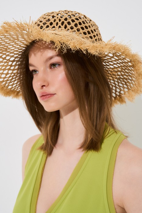 шляпа из рафии от бренда снежная королева вид слева