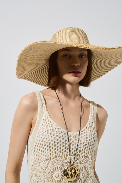 шляпа с широкими полями от бренда снежная королева вид слева