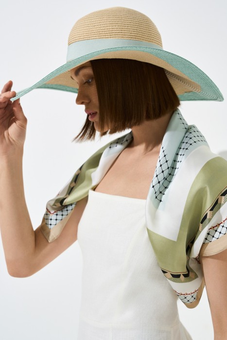 шляпа с широкими полями от бренда снежная королева вид слева