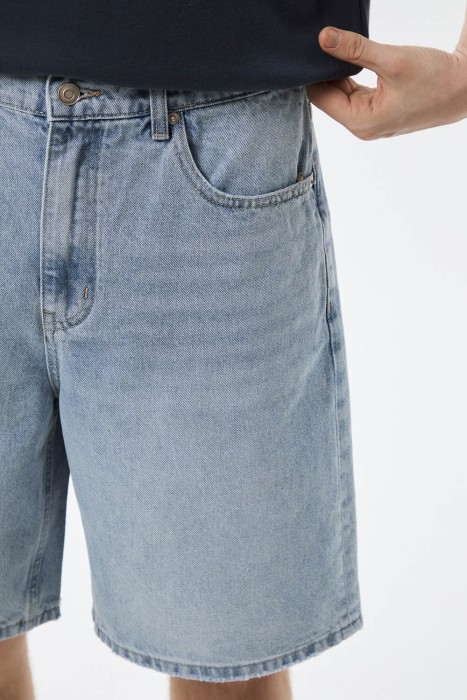 шорты из денима из россии вид сбоку