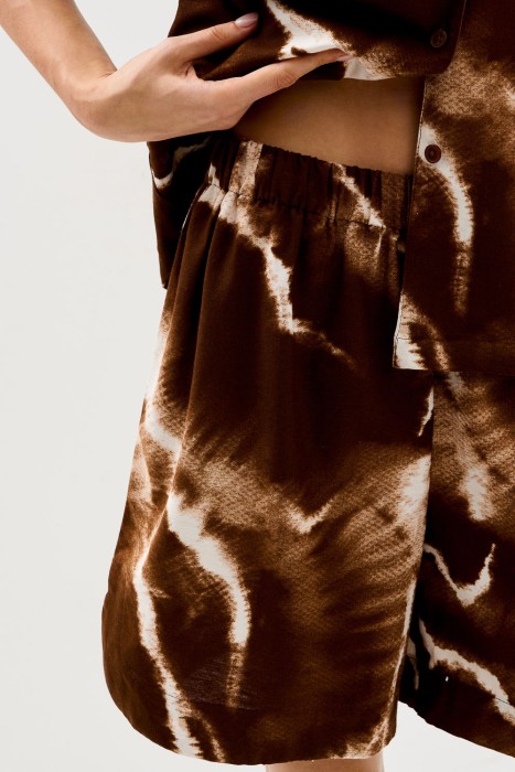 шорты с принтом от бренда снежная королева вид слева