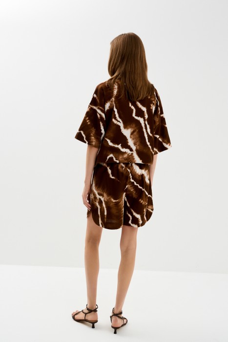 шорты с принтом из россии вид сбоку