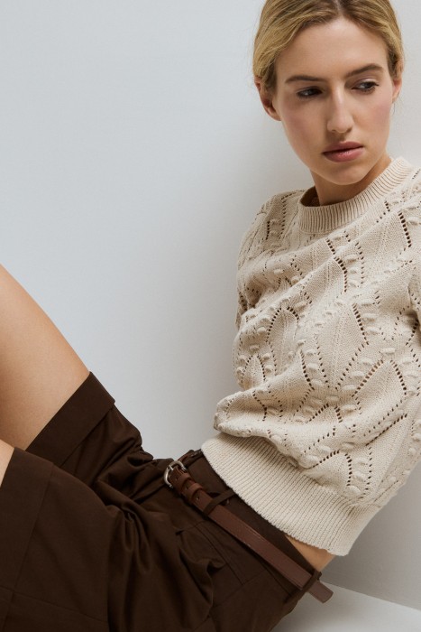 шорты с защипами из россии вид сбоку