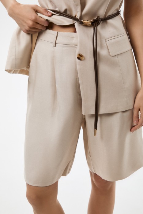 шорты с защипами от бренда снежная королева вид слева