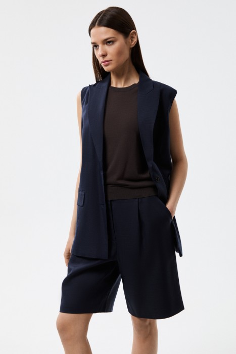 шорты с защипами от бренда снежная королева вид слева