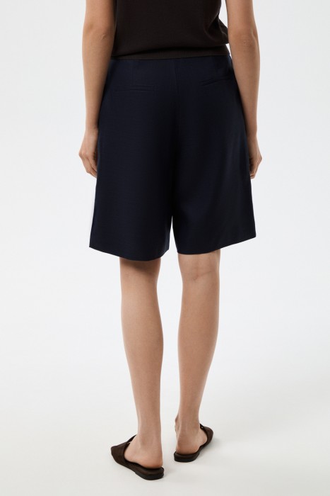 шорты с защипами по цене 3270 руб вид справа