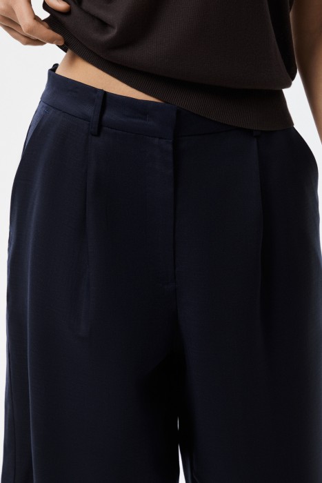 шорты с защипами из россии вид сбоку