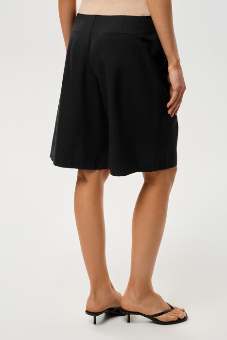 шорты по цене 3600 руб вид справа