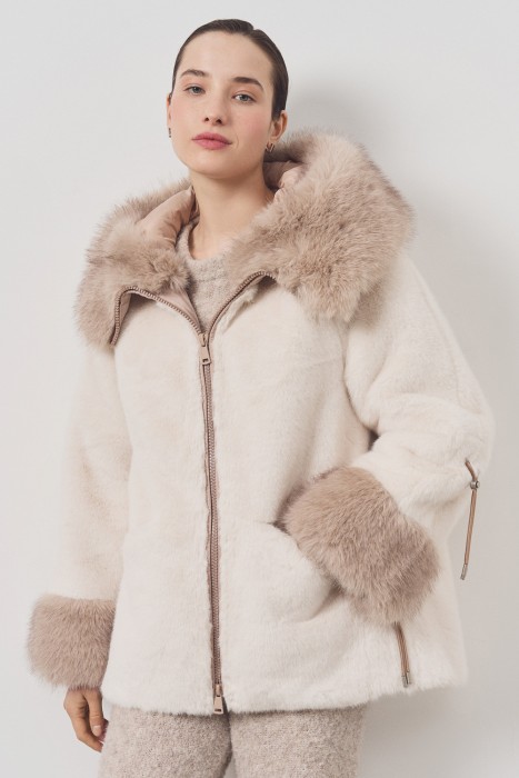 шуба из искусственного меха с капюшом от бренда снежная королева вид слева