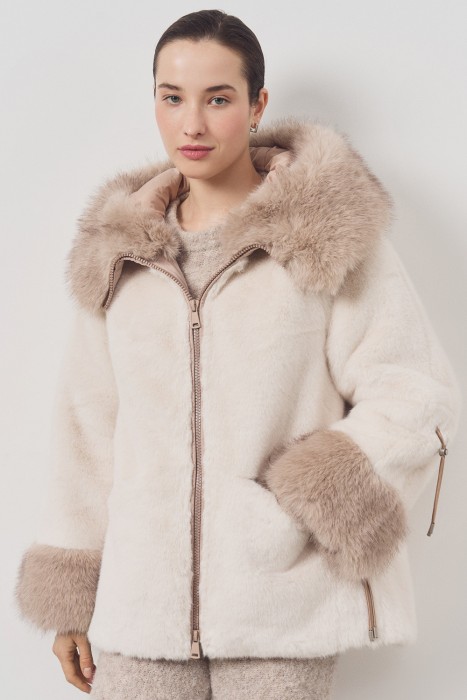 шуба из искусственного меха с капюшом по цене 15080 руб вид справа
