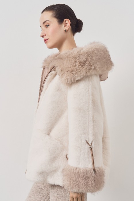 шуба из искусственного меха с капюшом из россии вид сбоку