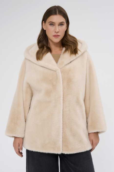 шуба из искусственного меха с капюшоном от бренда снежная королева вид слева