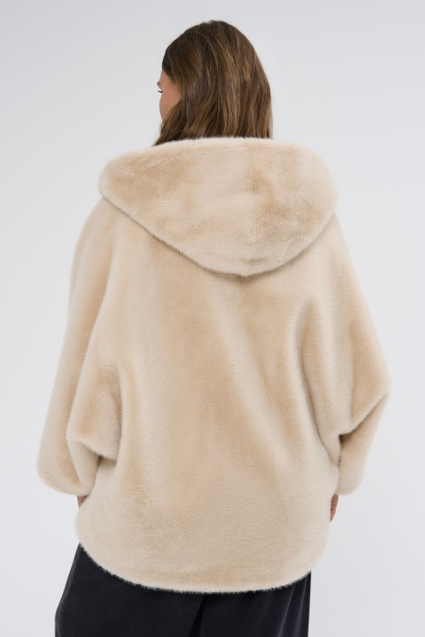 шуба из искусственного меха с капюшоном по цене 13670 руб вид справа