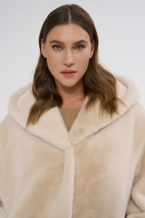 шуба из искусственного меха с капюшоном из россии вид сбоку