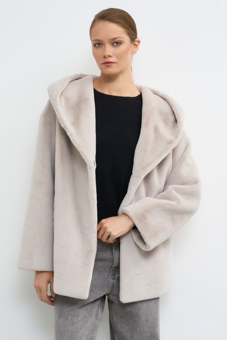 шуба из искусственного меха с капюшоном от бренда снежная королева вид слева