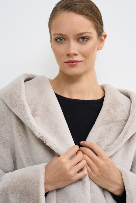 шуба из искусственного меха с капюшоном из россии вид сбоку