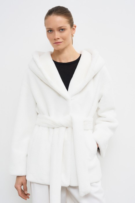 шуба из искусственного меха с капюшоном от бренда снежная королева вид слева