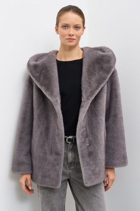 шуба из искусственного меха с капюшоном от бренда снежная королева вид слева