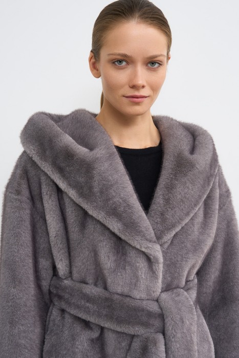 шуба из искусственного меха с капюшоном из россии вид сбоку