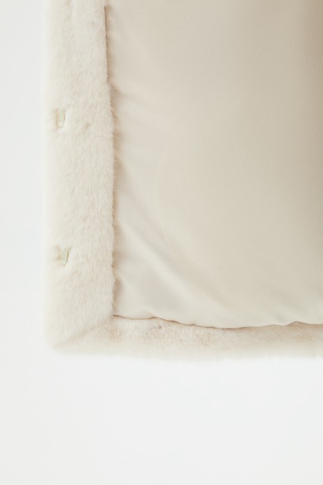 шуба из искусственного меха с капюшоном от бренда снежная королева вид слева