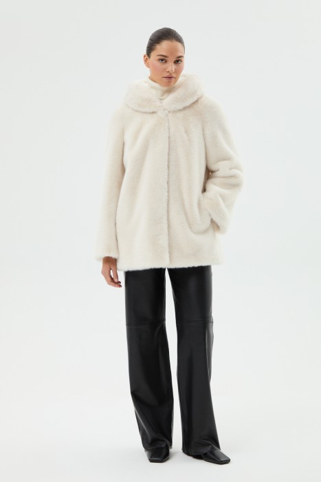 шуба из искусственного меха с капюшоном по цене 23240 руб вид справа