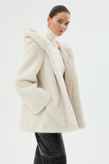 шуба из искусственного меха с капюшоном из россии вид сбоку