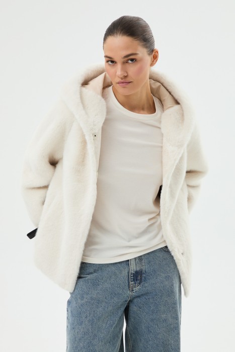 шуба из искусственного меха с капюшоном 781017003 фотография