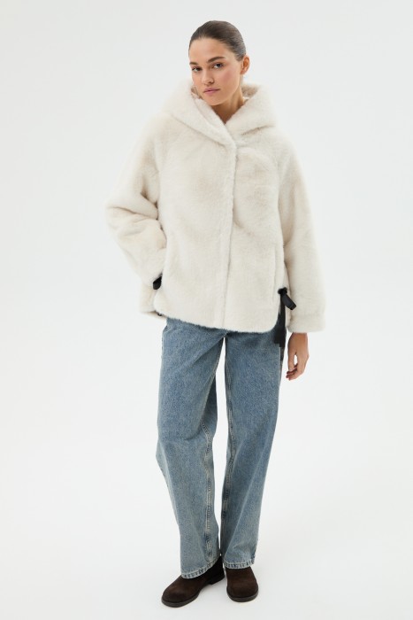 шуба из искусственного меха с капюшоном от бренда снежная королева вид слева