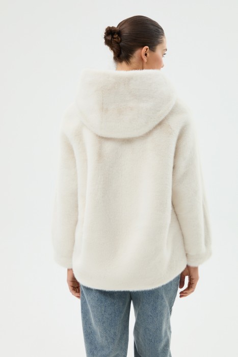 шуба из искусственного меха с капюшоном по цене 16310 руб вид справа