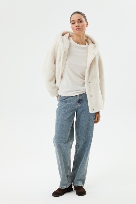 шуба из искусственного меха с капюшоном из россии вид сбоку