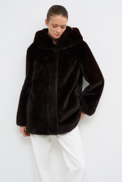шуба из искусственного меха с капюшоном от бренда снежная королева вид слева