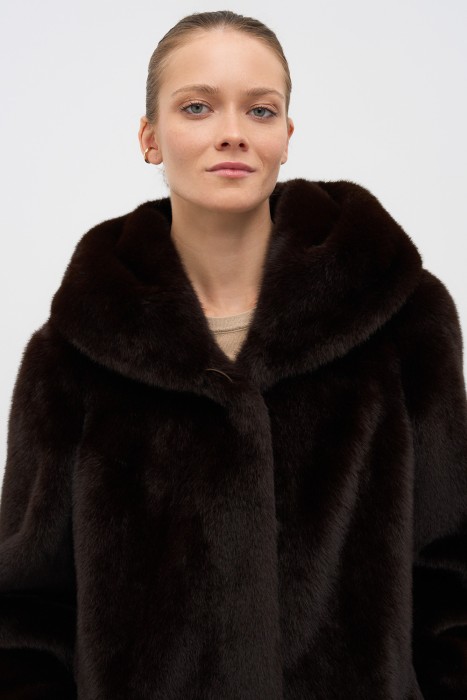 шуба из искусственного меха с капюшоном из россии вид сбоку