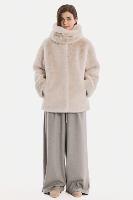 шуба из искусственного меха с капюшоном от бренда снежная королева вид слева