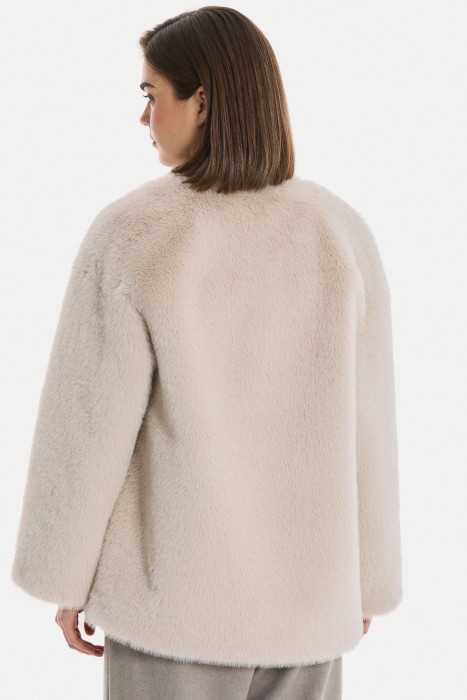 шуба из искусственного меха с капюшоном по цене 15490 руб вид справа