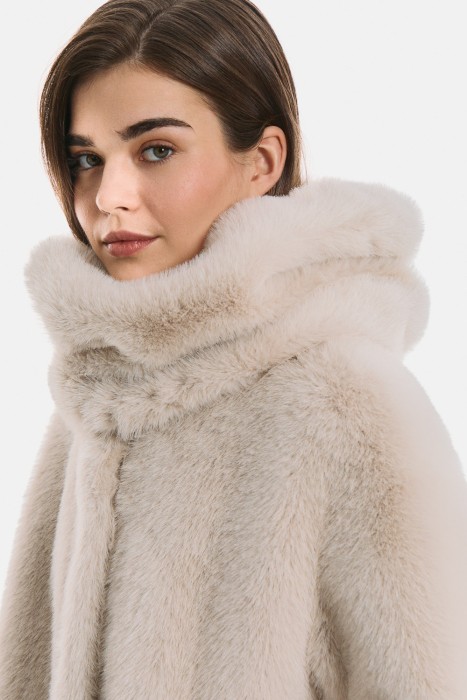 шуба из искусственного меха с капюшоном из россии вид сбоку