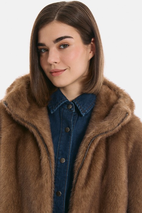 шуба из искусственного меха с капюшоном из россии вид сбоку