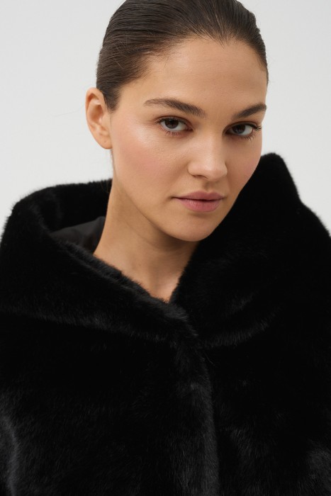 шуба из искусственного меха с капюшоном по цене 16310 руб вид справа