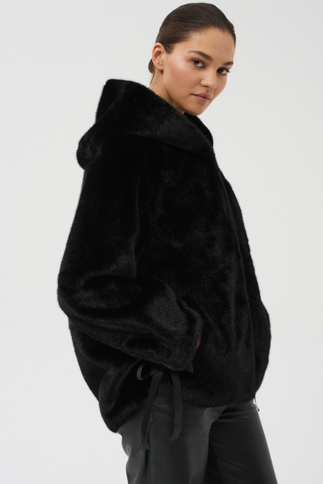 шуба из искусственного меха с капюшоном из россии вид сбоку