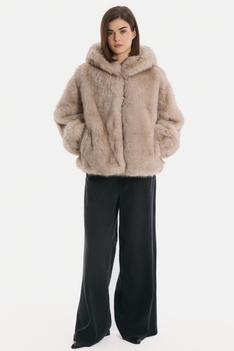 шуба из искусственного меха с капюшоном от бренда снежная королева вид слева