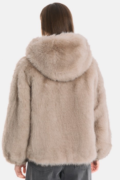 шуба из искусственного меха с капюшоном по цене 17940 руб вид справа
