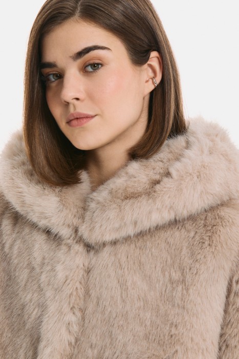 шуба из искусственного меха с капюшоном из россии вид сбоку