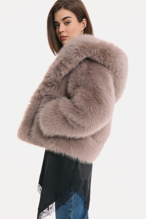 шуба из искусственного меха с капюшоном по цене 21610 руб вид справа