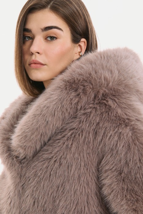 шуба из искусственного меха с капюшоном из россии вид сбоку