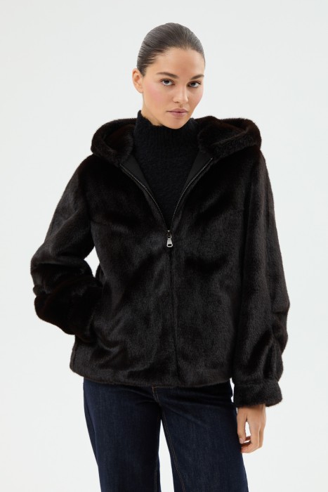 шуба из искусственного меха с капюшоном от бренда снежная королева вид слева