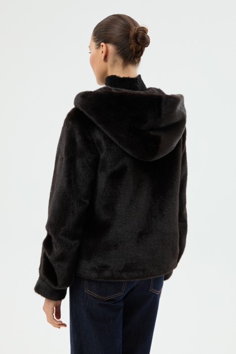 шуба из искусственного меха с капюшоном по цене 17940 руб вид справа