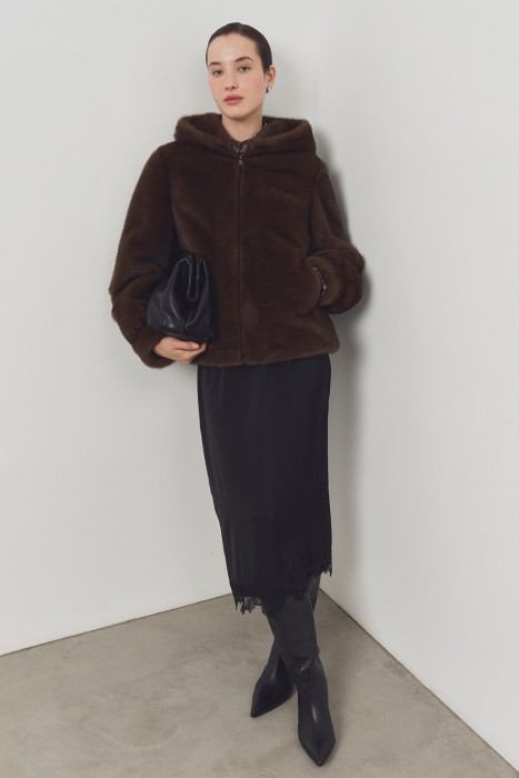 шуба из искусственного меха с капюшоном от бренда снежная королева вид слева