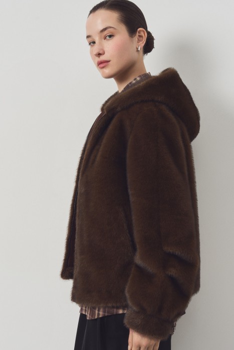шуба из искусственного меха с капюшоном по цене 12640 руб вид справа