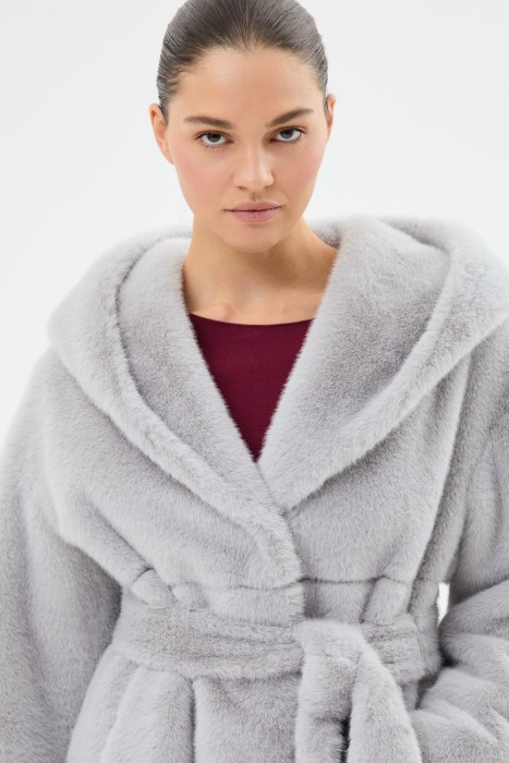 шуба из искусственного меха с капюшоном из россии вид сбоку